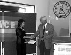 Landessuperintendent i.R. Walter Herrenbrück mit Rosemarie Höhn-Mizo bei der Preisverleihung