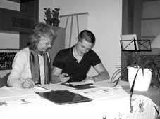 Rosi und Michael Mizo bei der Unterzeichnung der Stiftungsurkunde