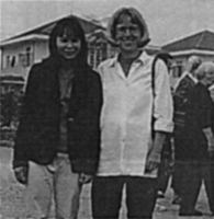 Brigitte Müller und Ha, eine der Mitarbeiterinnen des Dorfes