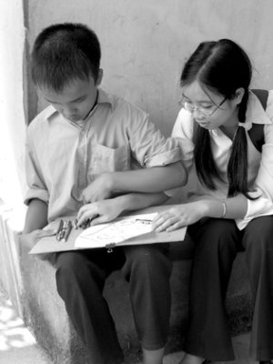 Junge Vietnamesen als Freiwillige im Dorf der Freundschaft